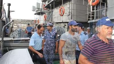 القوات البحرية تلقي القبض على بلنصين إيطاليين داخل المياه الإقليمية (صور)