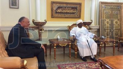 وزير الخارجية يلتقي الرئيس السوداني على هامش محادثات 