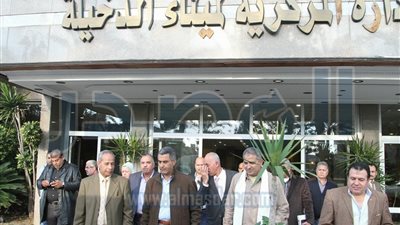 بالصور.. وزير النقل يتفقد ميناء 