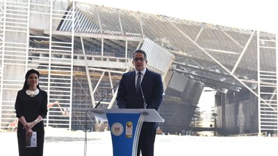 «العناني» يستعرض مستجدات العمل ونقل القطع الأثرية بالمتحف الكبير