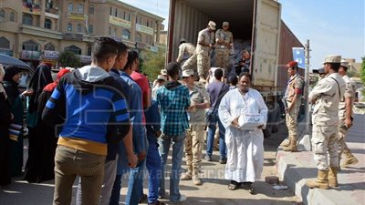 القوات المسلحة توزع مليون عبوة غذائية بالمحافظات