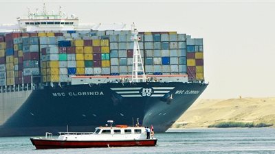 أكبر سفينة حاويات في العالم تعبر المجرى الملاحى لقناة السويس