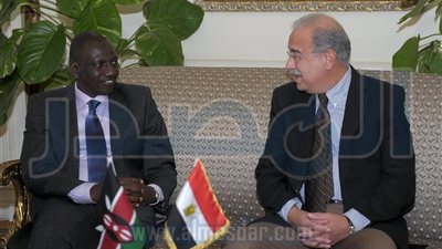 شريف اسماعيل يبحث مع نائب رئيس كينيا سبل دعم العلاقات الثنائية في كافة المجالات