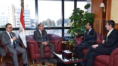 رئيس الوزراء يبحث مع المدير الإقليمي لفودافون زيادة استثماراتها في مصر