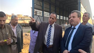 رئيس هيئة السكة الحديد يجرى جولة تفقدية بورش صيانة الجرارات