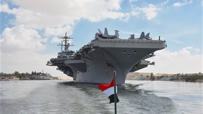 قناة السويس تشهد عبور حاملة الطائرات الأمريكية «أبراهام لنكولن»