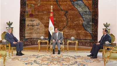 السيسي يبحث مع خليفة حفتر مستجدات الأوضاع على الساحة الليبية