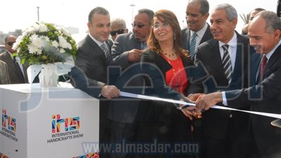 وزير التجارة يفتتح المعرض الدولي الأول للصناعات اليدوية (صور)