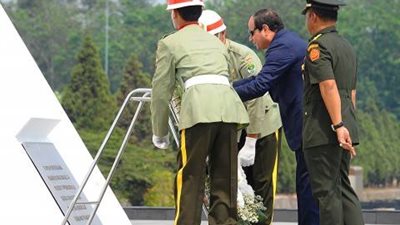 السيسى يضع إكليل الزهور على ضريح الشاعر البرتغالي الراحل لويس دو كامويشا