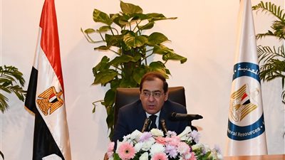 الملا يبحث مواجهة تحديات العمل مع شباب «البترول» المؤهلين للقيادة