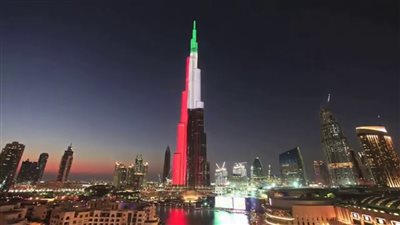 حريق ضخم بأحد الفنادق المحيطة بـ 