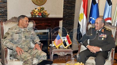 محمود حجازي يلتقي قائد القوات البرية للقيادة المركزية الأمريكية (صور)