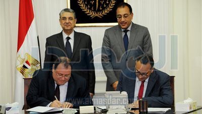 اتفاقية بين الإسكان والكهرباء لتطوير 45 منطقة عشوائية
