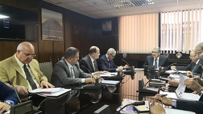 وزير الكهرباء يبحث خطط تطوير 4 شركات توزيع