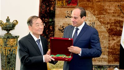 السيسي يمنح سفير الصين بالقاهرة وسام الجمهورية من الطبقة الأولى