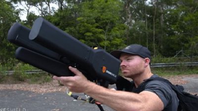 فيديو.. بندقية جديدة لصيد الطائرات دون طيار