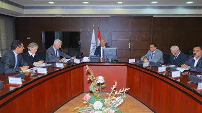 وزير النقل يبحث مجالات السلامة والأمان بمنظومة السكك الحديدية