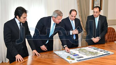 السيسي يبحث مع وزير الشباب والرياضة أهم إنجازات 2017 وخطط العام الجديد