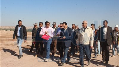 وزير الاسكان يتفقد مشروعات الإسكان الاجتماعي بأسوان الجديدة