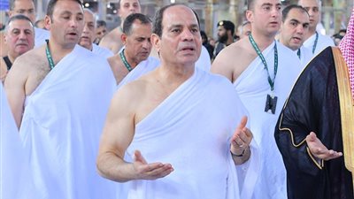 السيسي يؤدي مناسك العمرة على هامش مشاركته بالقمتين العربية والإسلامية