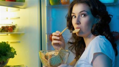 فوائد تناول الطعام الخفيف قبل النوم