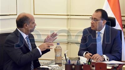 رئيس الوزراء يناقش الخطة المستقبلية لـ «مصر للطيران»