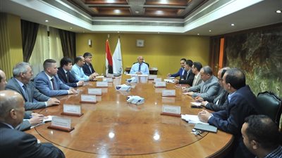 وزير النقل يبحث تنفيذ عقد توريد وتصنيع 1300 عربة سكة حديد