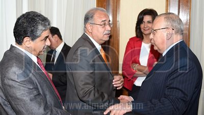 الحكومة: زيادة الكميات المطروحة من السلع إستعداداً لـ 