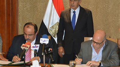 محافظ الإسكندرية يوقع عقد انتفاع مجمع صناعي بمدينة مرغم