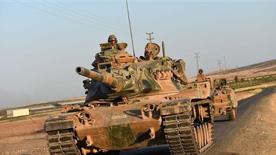تركيا تدفع بمزيد من الدبابات إلى شمال سوريا