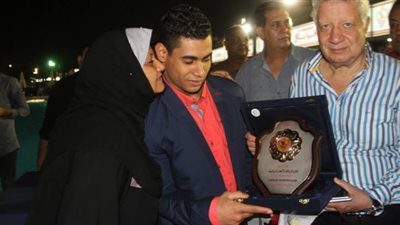 فيديو: مرتضى منصور يمنح محمد إيهاب عضوية 