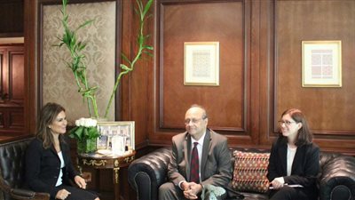 سحر نصر تبحث مع 