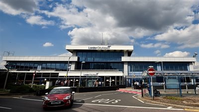 إغلاق مطار لندن سيتي بعد اجتياح متظاهرين للمدرج