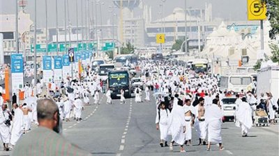 حجاج بيت الله يتوجهون إلى منى لقضاء يوم التروية