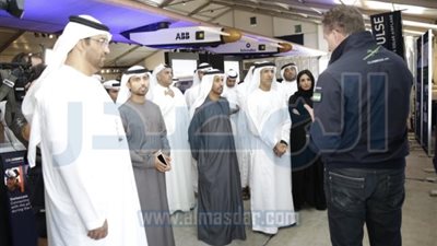 وزير الطاقة الاماراتى  يطلع على مزايا طائرة 