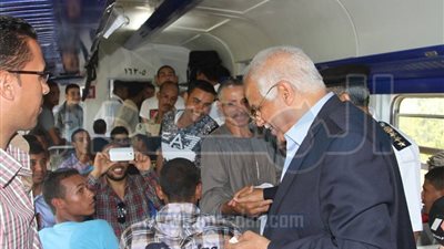 صور: وزير النقل يستقل قطار القاهرة - بني سويف ويتفقد المزلقانات