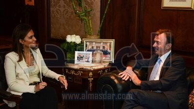 سحر نصر تبحث مع 