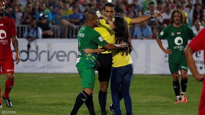 فتاة برازيلية تقتحم مباراة نجوم العالم لتحية روبرتو كارلوس