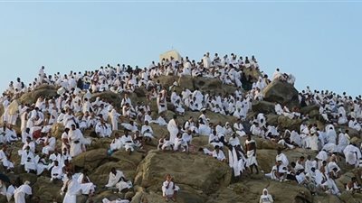 الحجاج يواصلون رمي الجمار في ثاني أيام التشريق
