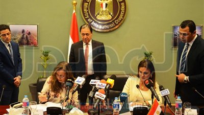 سحر نصر توقع مع 