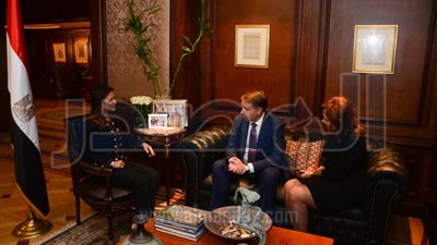 سحر نصر تبحث مع لاتيفا تمويل تصنيع 700 عربة للسكة الحديد