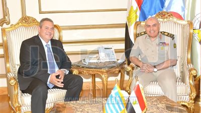 وزير الدفاع يلتقي نظيره اليوناني لبحث تطورات الأوضاع بالمنطقة 