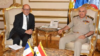 وزير الدفاع يبحث مع نظيره الفرنسى تعزيز التعاون العسكرى بين البلدين