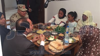 السيسي يتناول 