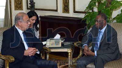 رئيس الوزراء يستقبل رئيس الإتحاد الأفريقي لكرة القدم