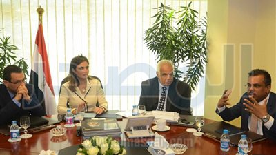 سحر نصر ووزير النقل يناقشان مع سفير سنغافورة زيارة رئيس بلاده لمصر