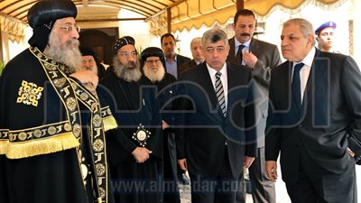 رئيس الوزراء ووزير الداخلية يقدمان واجب العزاء فى شهداء الوطن بالكاتدرائية 