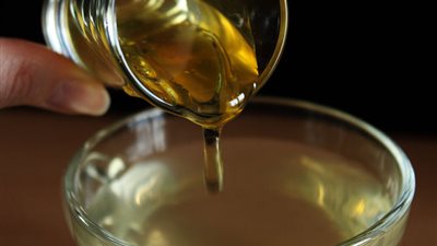 علماء: العسل المذاب في الماء يكافح العدوى البولية