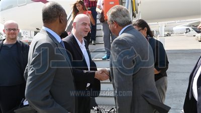 عبدالعزيز وحياتو وأبو ريدة يستقبلون رئيس الفيفا بمطار القاهرة (صور)