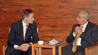 وزير التجارة يبحث مع نظيره الفنلندي تعزيز الاستثمارات بين البلدين